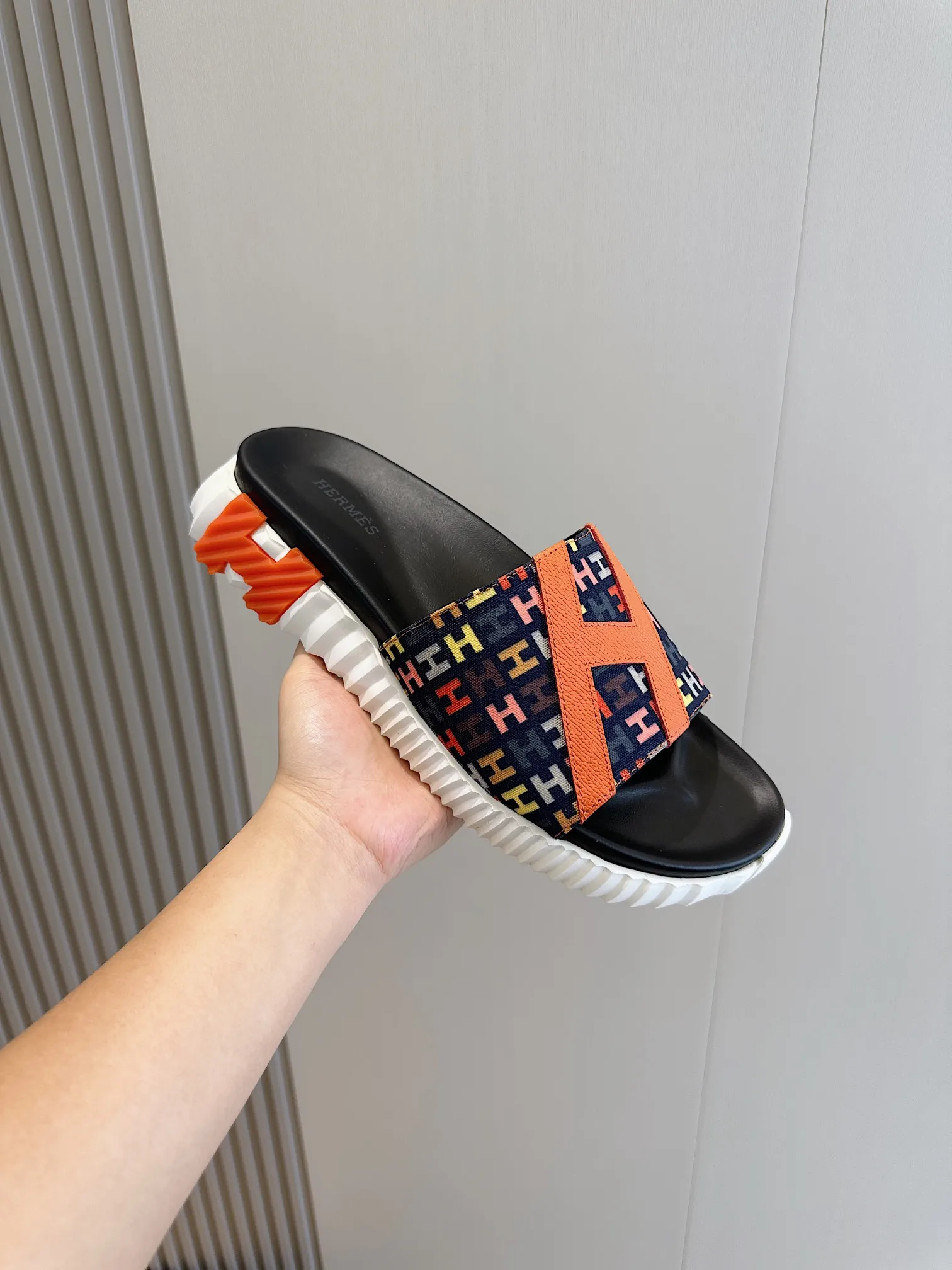 Factory price: 360💰Hermès [HERMÈS] Top Herme*H Home Hermès Men's Sandals and Slippers-Original Reproduction. Purchase the original version and make it one to one. The outsole is privately molded. The color of the outsole corresponding to each color is the same as the original version. Come to those who know the stuff 💪 The ultra-light soles are designed in contrasting colors, and they feel so comfortable on your feet! Calfskin, cowhide feet, private model outsole. Size: 39-44 (customized at 38.45)